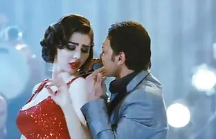 XXX एक सेक्सी सेक्सी हिंदी मूवी आदमी एक बैल के गले में रखा और अपमानित