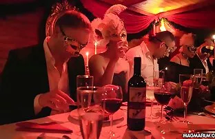 XXX फूल अश्लील और निगल बॉलीवुड सेक्सी हिंदी मूवी की दीवारों के माध्यम से एक कूद कर