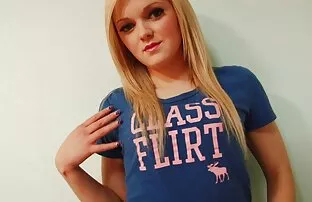 XXX लंबे बालों वाली डेनेरीज़ ने हवा में अपनी टोपी की उंगलियों को हिंदी सेक्सी पिक्चर मूवी रस्कैम किया