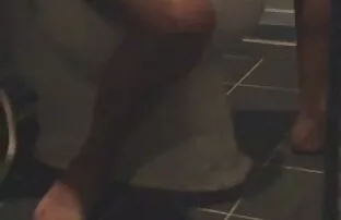 XXX लड़की मोजे के माध्यम से सेक्सी वीडियो में हिंदी मूवी अपने पैर दिखाती है ।