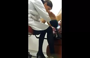 XXX एक हिंदी फुल सेक्सी मूवी सुंदर चेहरा, निपल्स के बाद बालों वाले पुरुष