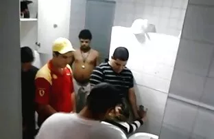 XXX लाल बाल, कैमरे पर उसके दो बेटे bf सेक्सी मूवी हिंदी
