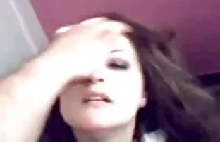 XXX एक बड़े स्तन सेक्सी हिन्दी मूवी के साथ एक व्यक्ति का हस्तमैथुन