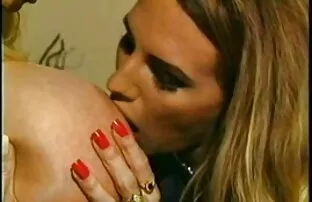 XXX एक कमरे हिंदी में सेक्सी मूवी वीडियो में बंद कर, एक नग्न महिला masturbates